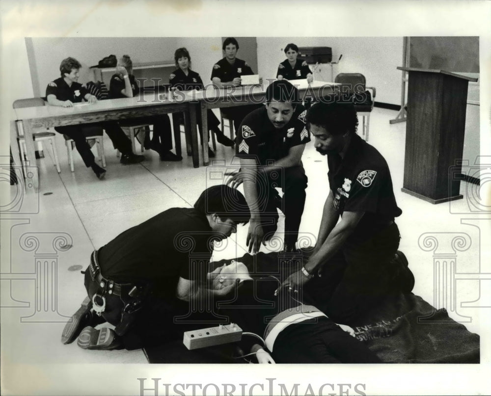 1984 Press Photo Police Cleveland Police Retraing in C.P.R. Russel Kroft - Historic Images