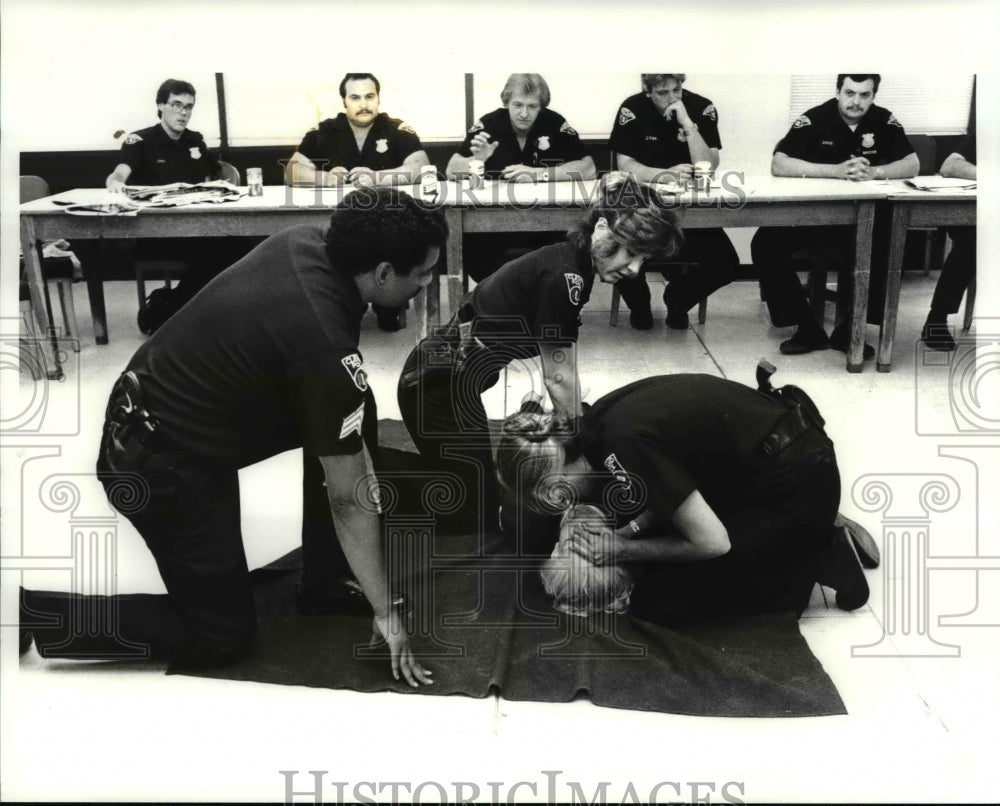 1984 Press Photo Police Cleveland Retraining in C.P.R Instructor Sgt Ronald R. - Historic Images