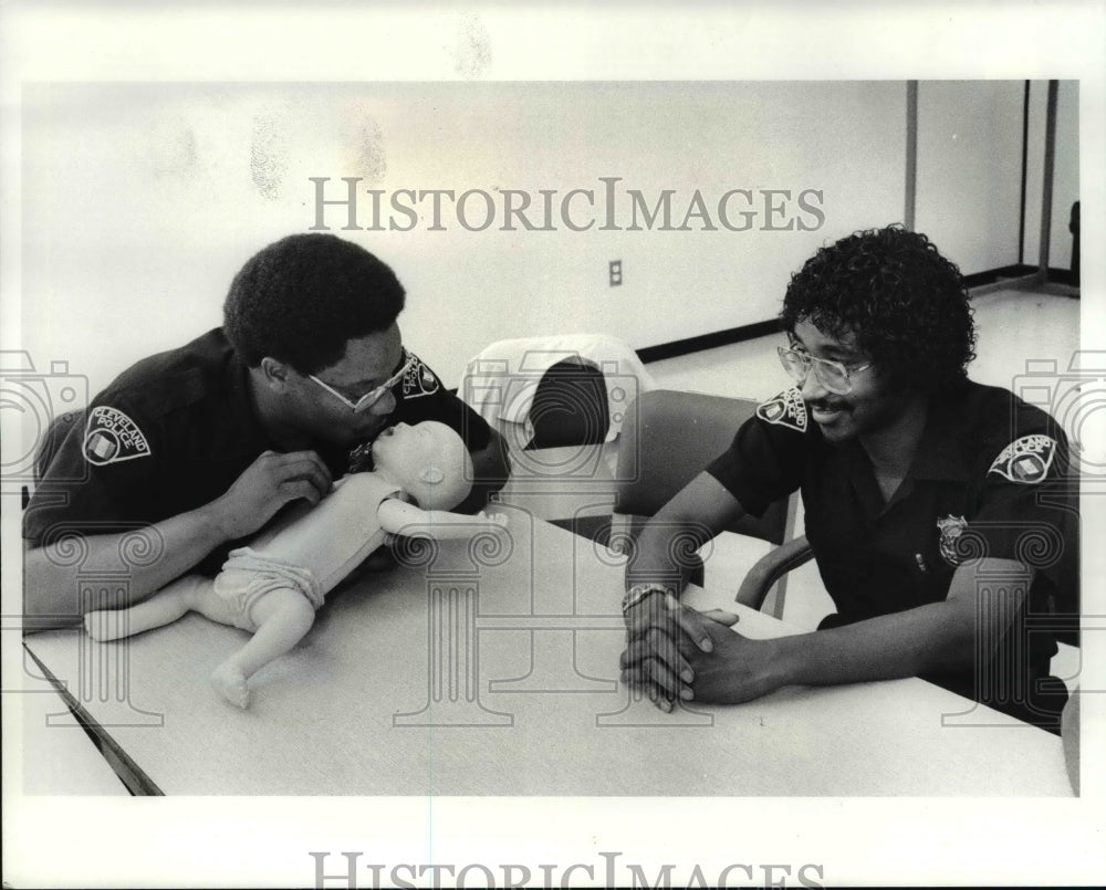 1984 Press Photo Police Cleveland Retraining in C.P.R. Ptl Tommie A. Long and - Historic Images