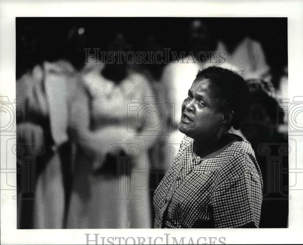 1982 Press Photo Doloris Ray sings during the tent sermon of the Revival - Historic Images