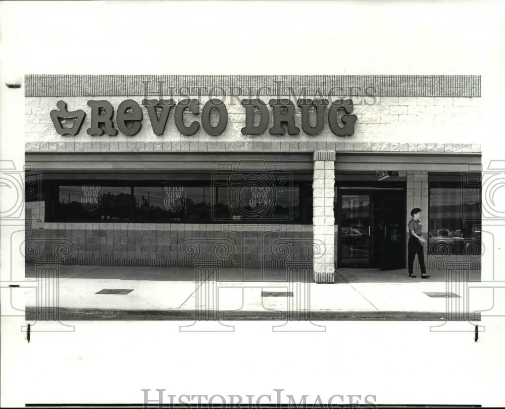 1988 Press Photo New Revco store 110 and Lorain - Historic Images