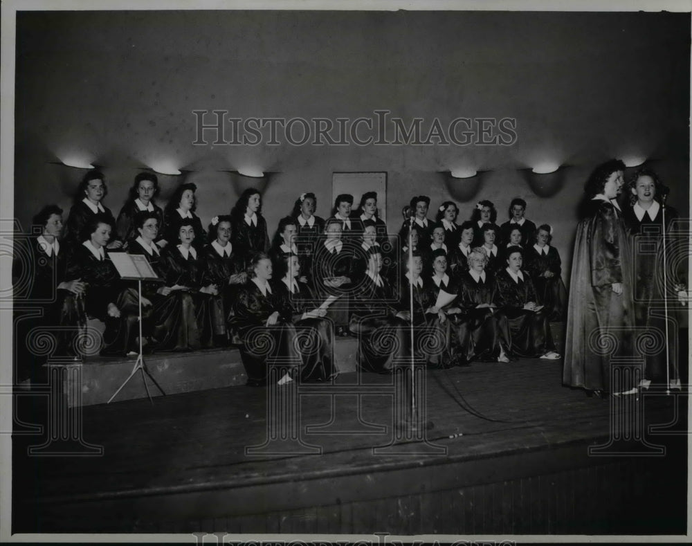 1946 Press Photo Richman Bros Choral group makes with songs during Festival - Historic Images