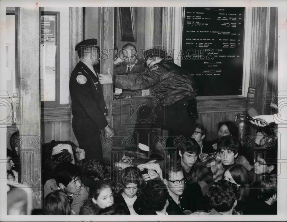 1967 Press Photo Riots at Peter Hall, Oberlin College as police climbs over - Historic Images