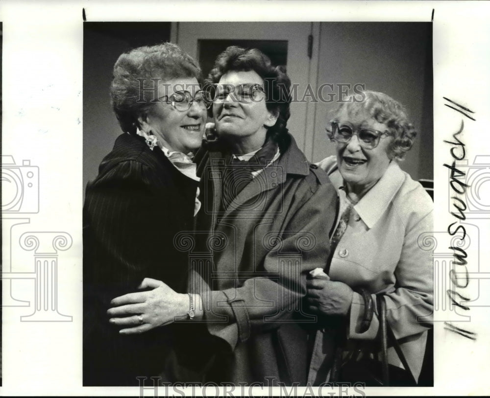 1986 Press Photo The reunion at Cleveland Hopkins - Historic Images