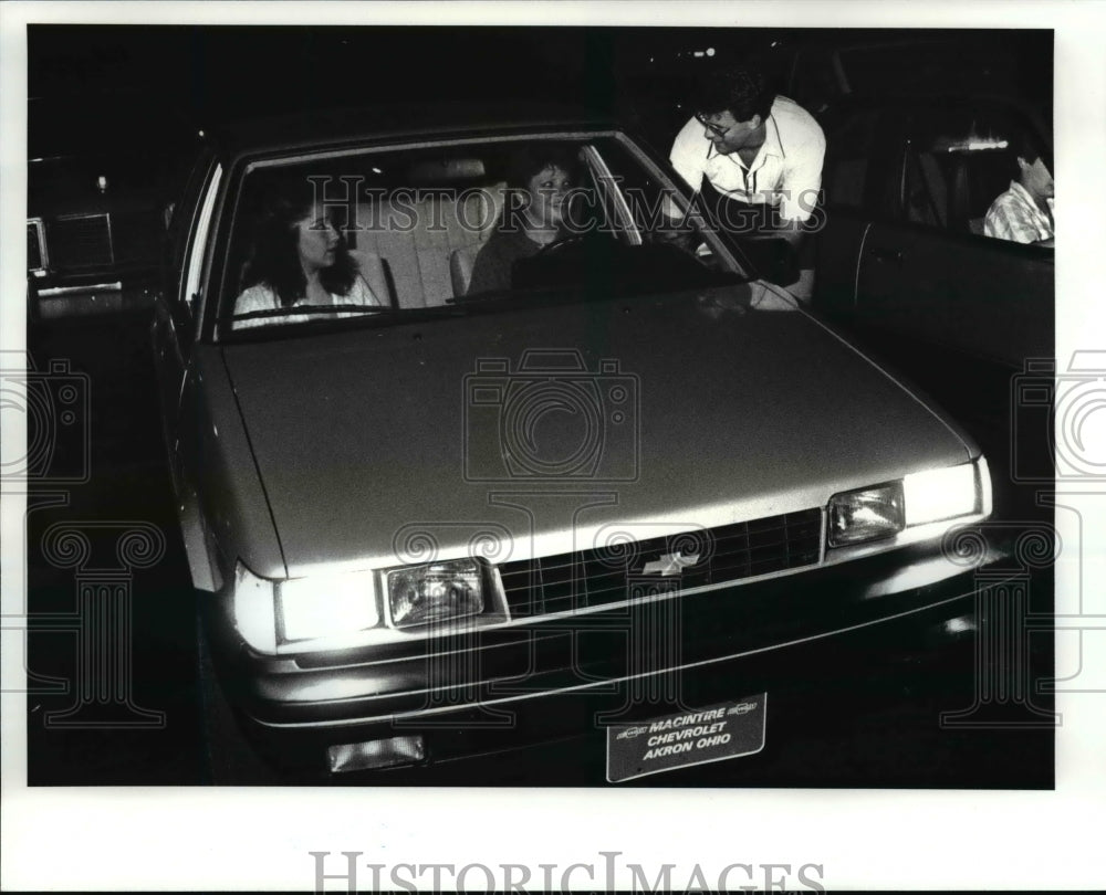 1987 Press Photo The Women Riding in a Car order Food at Swensons Drive-in - Historic Images
