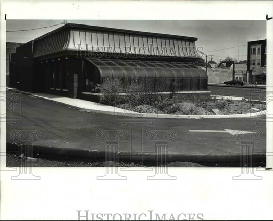 1988 Press Photo Wendy's Restaurant at the corner of E.105 and Superior - Historic Images