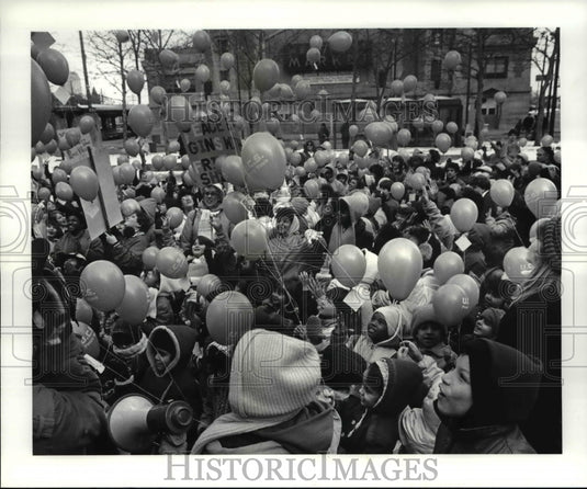 1986 Press Photo UrbandKids and teachers launch balloons at World peace Rally. - Historic Images