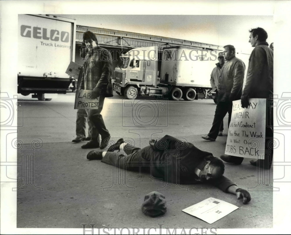 1987 Press Photo Picketers of Sears Distribution Center Teamster Local 393 &amp; 407 - Historic Images