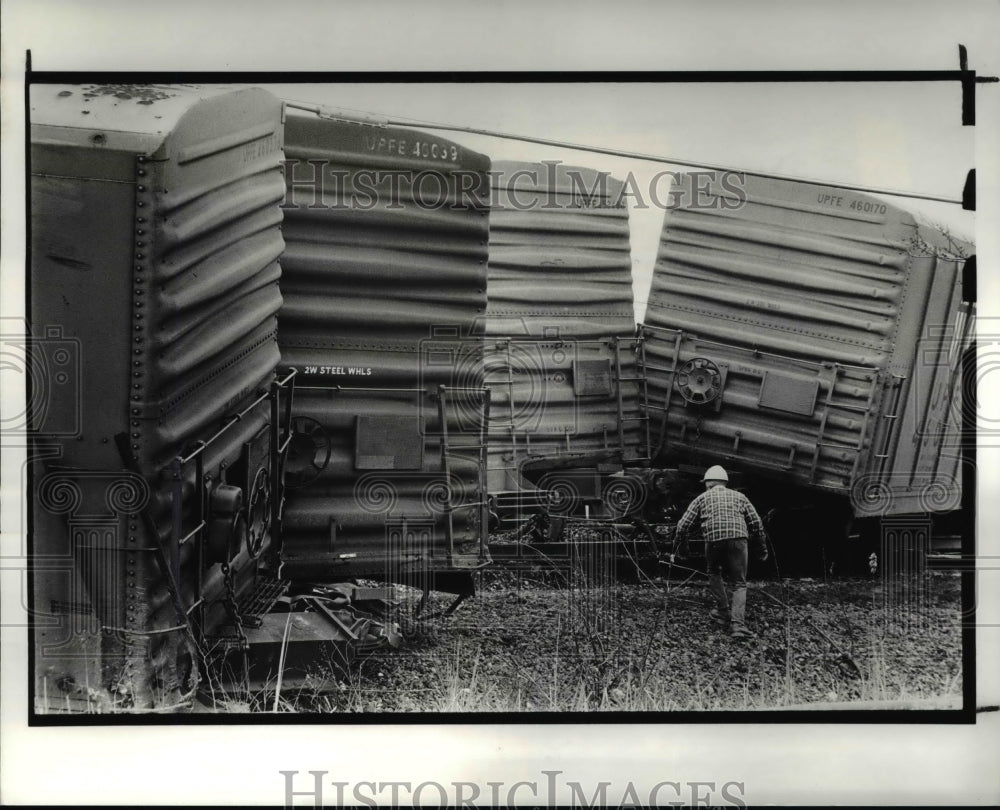 1988 Press Photo Train Derailment at near Eleanor and Puritas. - Historic Images