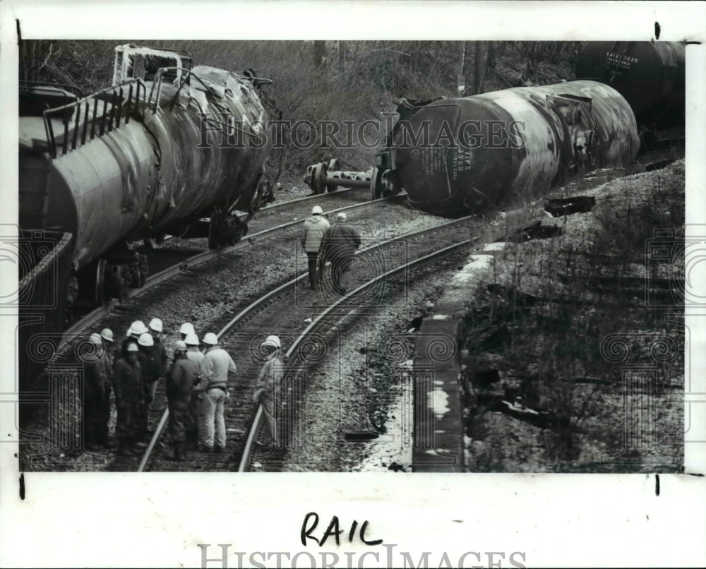 1989 Press Photo Butane rolled to CSX Train which derailed at Perkins Ave. - Historic Images