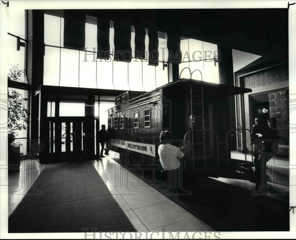 1987 Press Photo Train Caboose brought into the Euclid Parlk Mall - Historic Images