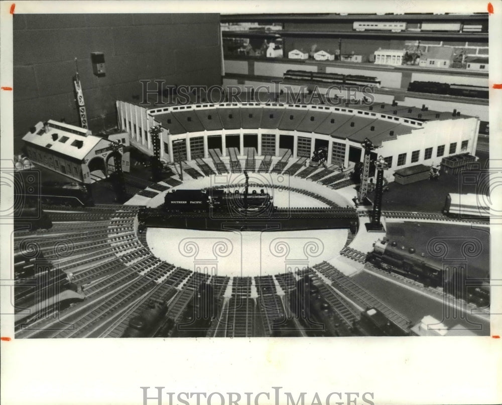 1981 Press Photo Akron Model Train Exhibit - Historic Images