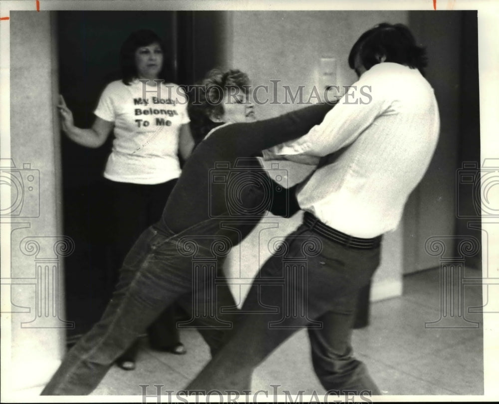 1981 Press Photo Self defense demo at Rape Crisis Center - Historic Images