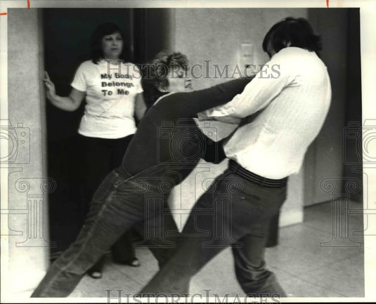 1981 Press Photo Self defense demo at Rape Crisis Center - Historic Images