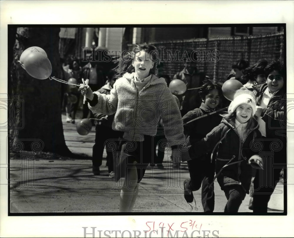 1986 Press Photo Jessica Strumble and April James on Peace Walk at St Michaels - Historic Images