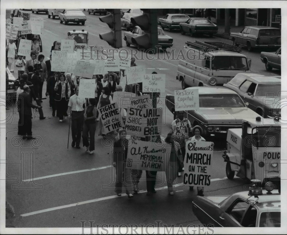 1973 Press Photo Drugstore owner, pharmacist &amp; clerks protest - cva75464-Historic Images