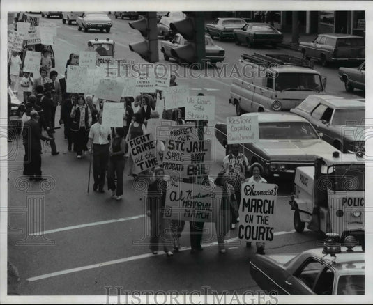 1973 Press Photo Drugstore owner, pharmacist & clerks protest - cva75464-Historic Images