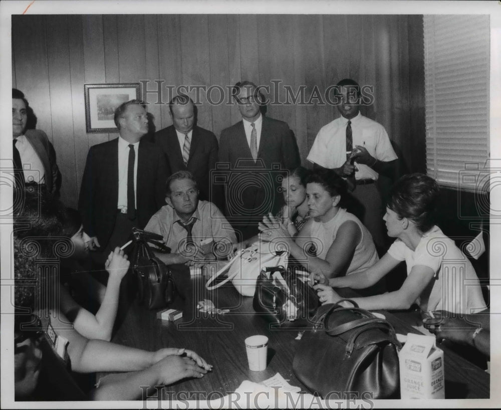 1969 Press Photo County commissioners &amp; welfare mothers in mediation - cva75467-Historic Images