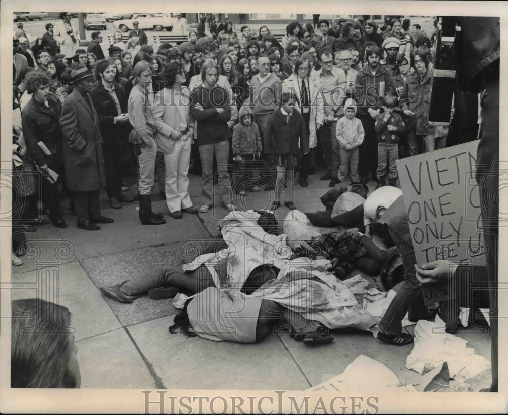 1972 Press Photo Peace Marchers protest against War at Cleveland. - cva75497-Historic Images