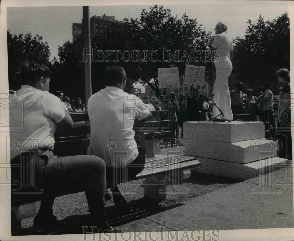 1972 Press Photo male Chavvamists listen to Women&#39;s Right at Pub Square - Historic Images