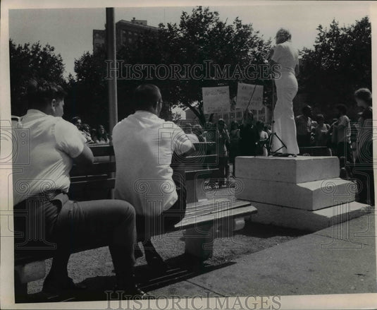 1972 Press Photo male Chavvamists listen to Women's Right at Pub Square - Historic Images