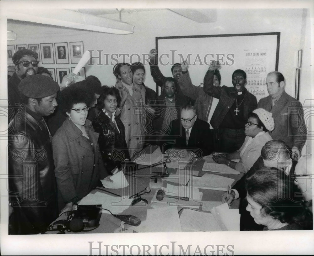 1971 Cleveland Metropolitan Housing Authority members being heckled - Historic Images