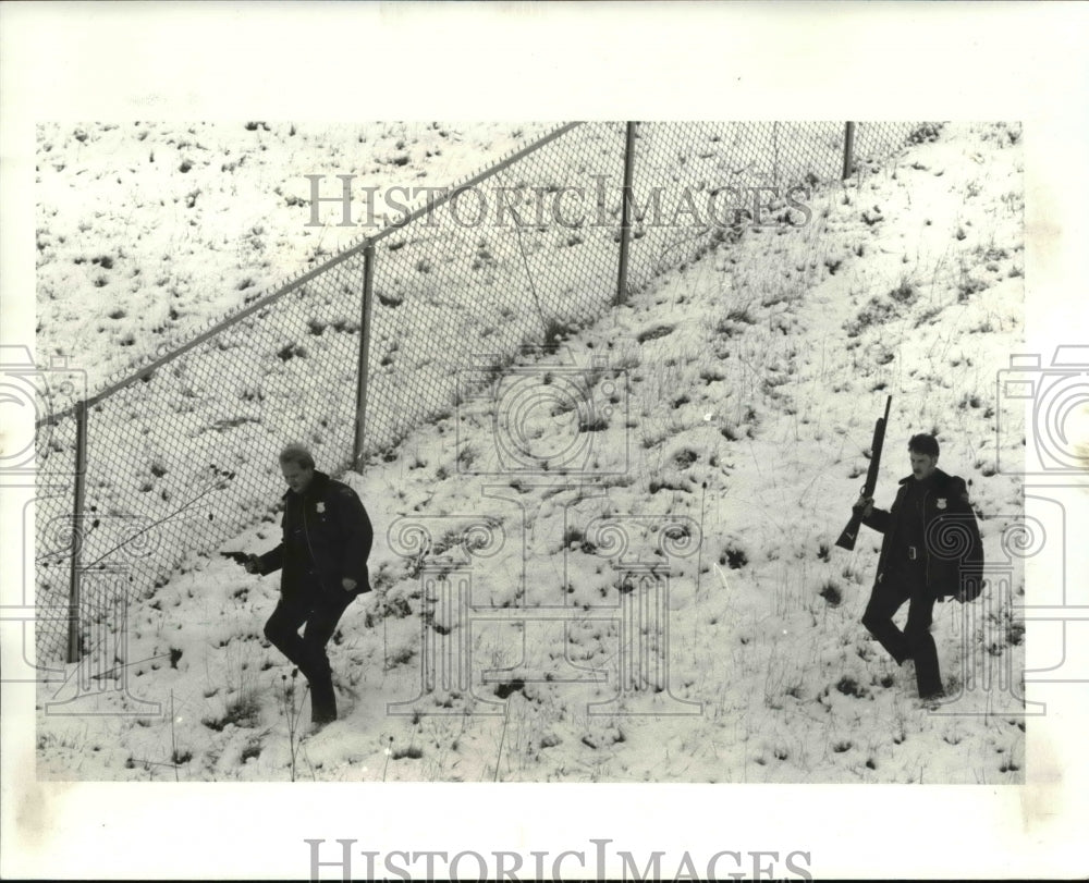 1983 Press Photo Police search for Sniper that fired on truck at Fulton over pas - Historic Images