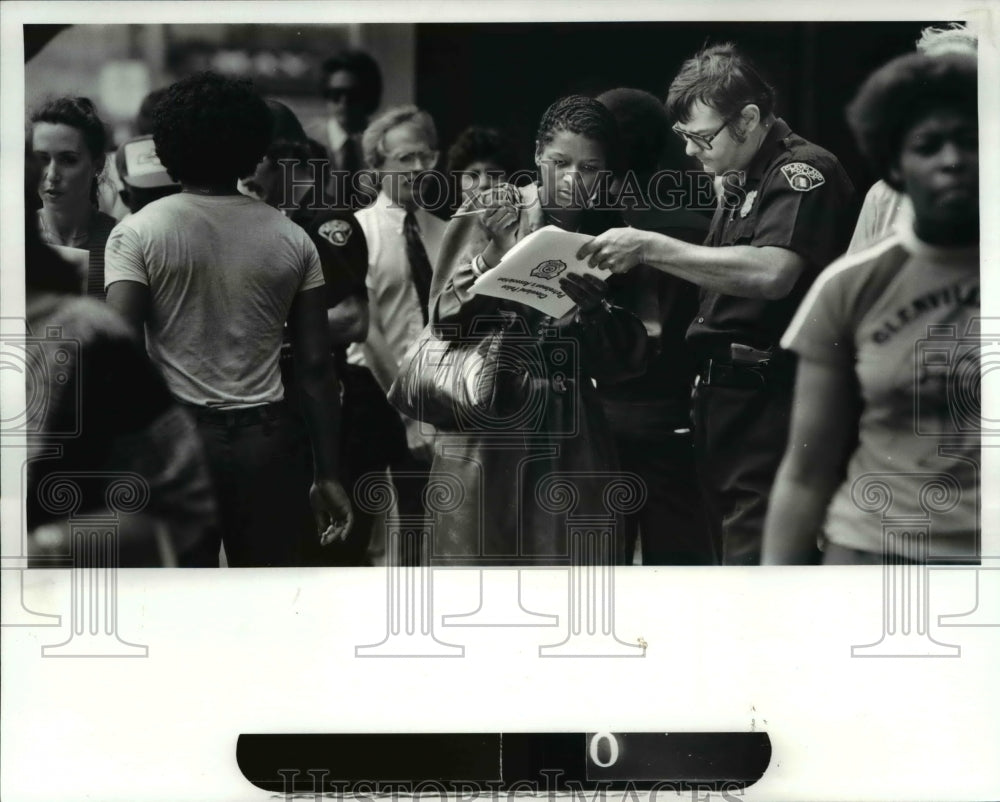 1982 Press Photo Cleveland policeman Edward Lucas campaigning - Historic Images