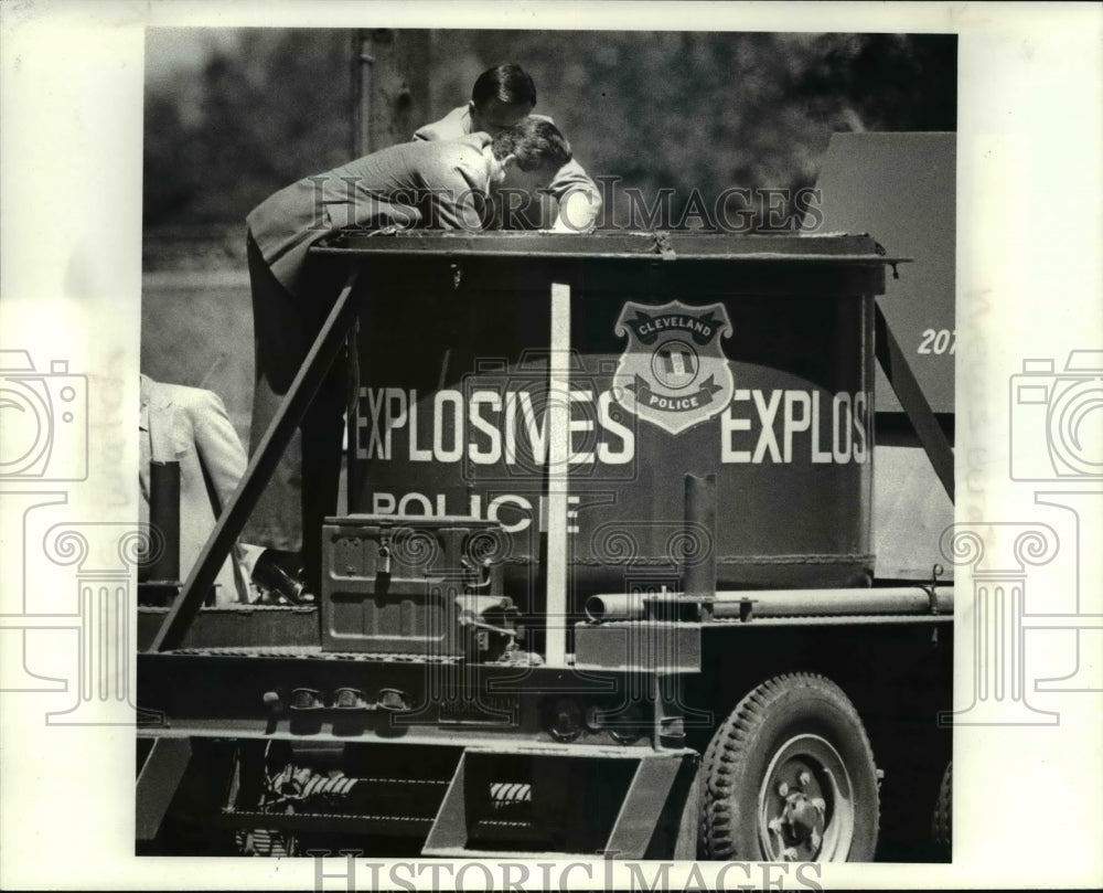 1985 Press Photo Cleveland Police Sgt Victor Kovacic disposes bomb found - Historic Images