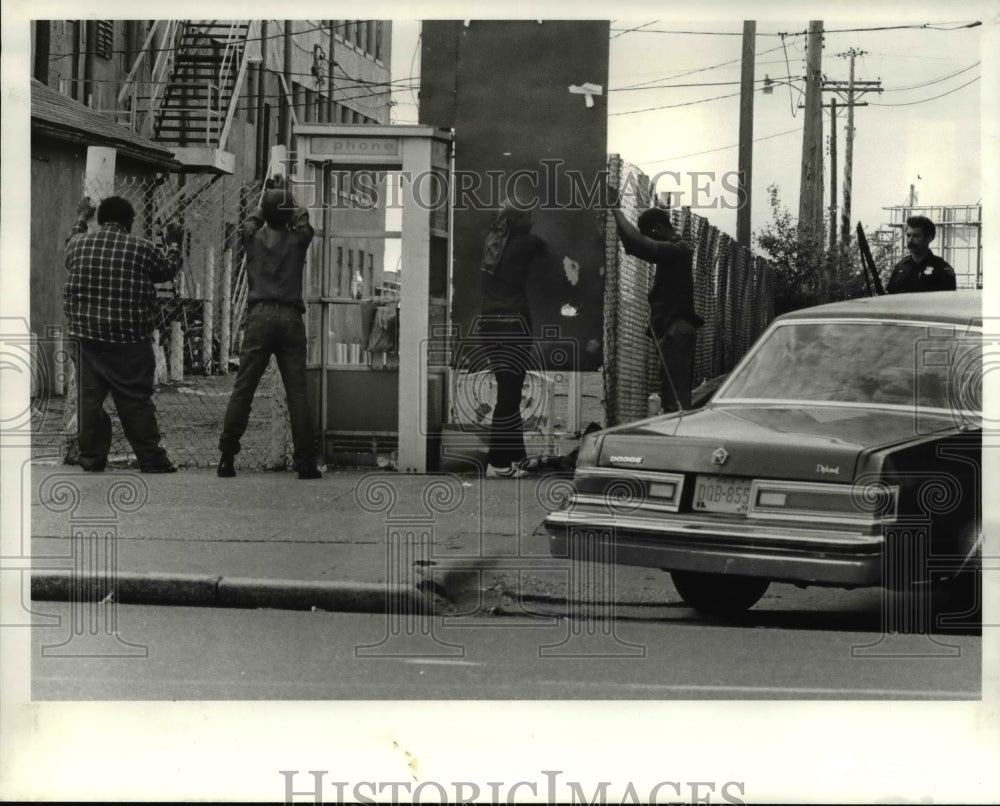 1984 Press Photo The SWAT team members guard the suspected headquarter - Historic Images