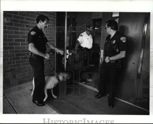 1989 Press Photo East Cleveland Police with the drug sniffing dog - Historic Images