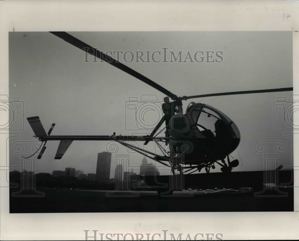 1991 Press Photo Lt. Bill Vargo Checks Main Rotor of Their Helicopters-Historic Images