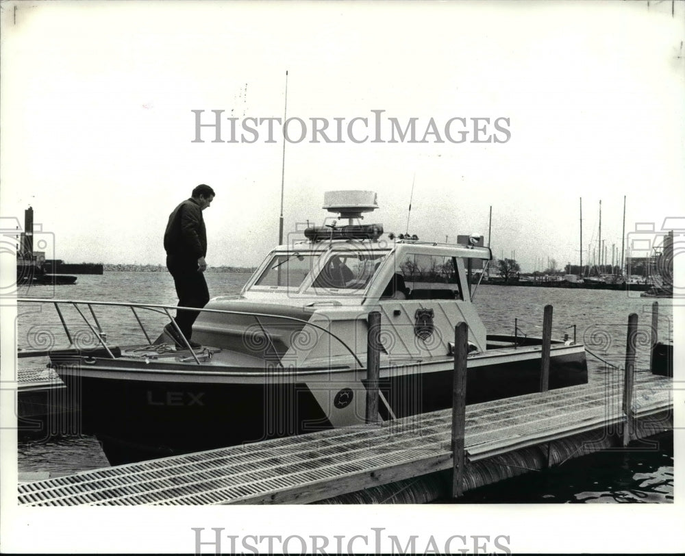 1985 Press Photo Ptl Richard Zembaba at Cleveland Ports and Harbors Unit - Historic Images
