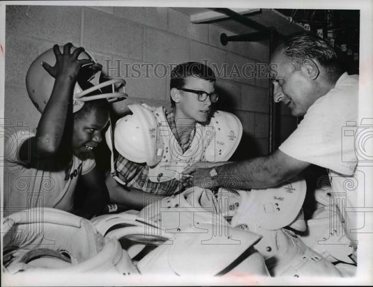 1965 Press Photo Evans Long & Steve Podojel during the Hiram visit to the Browns - Historic Images