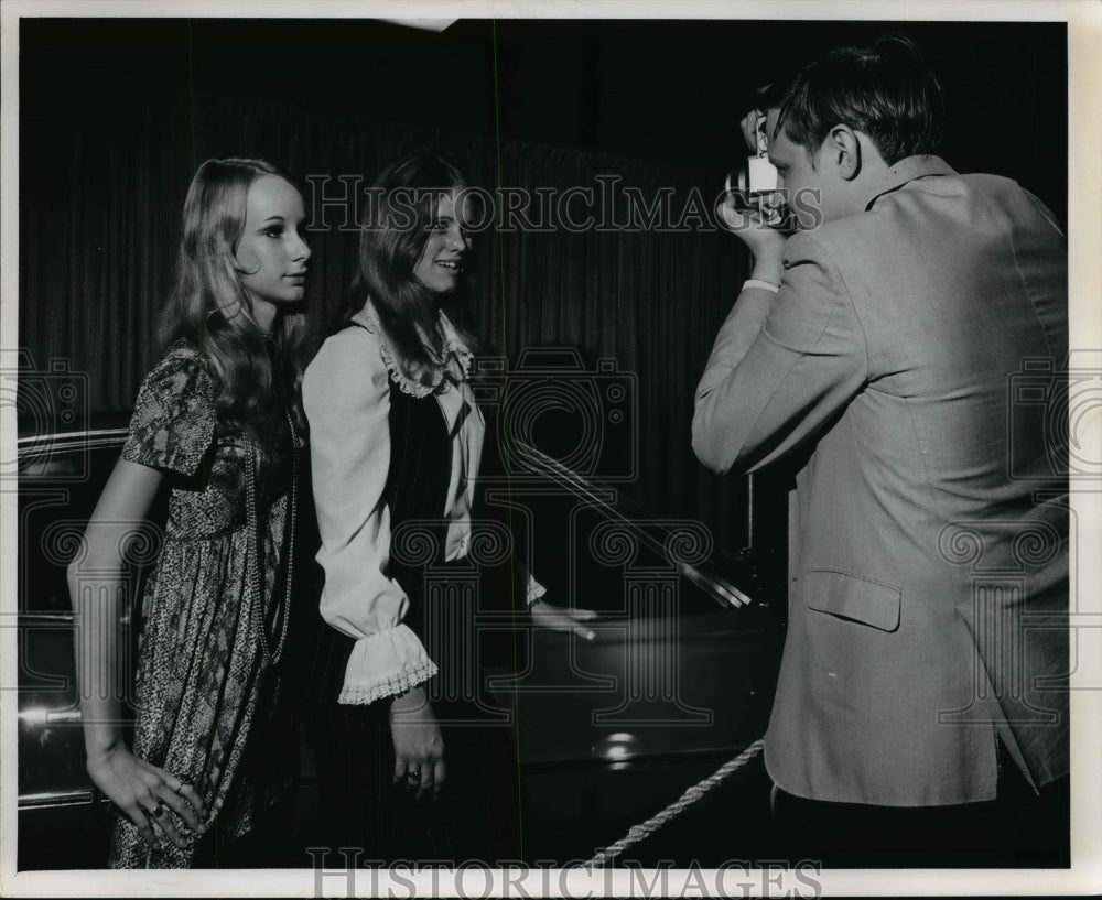 1970 Press Photo Bonnie Lins, Marsh Phillips, Joe Fabietz during Camera Show - Historic Images