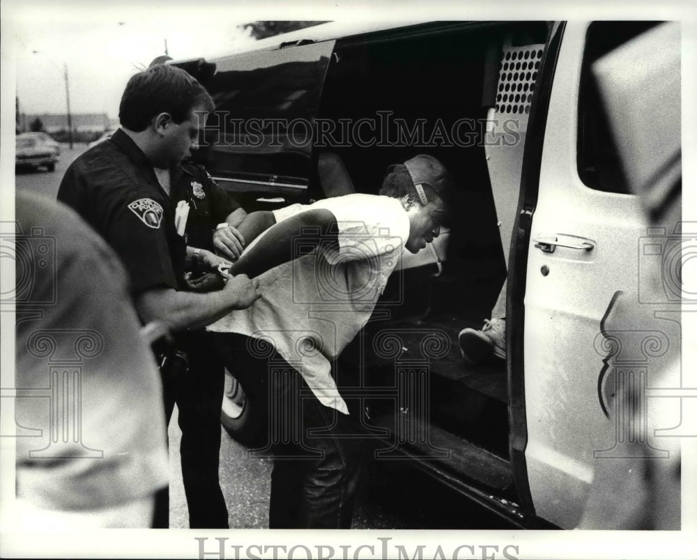 1984 Press Photo The Police man with the arrested man - Historic Images