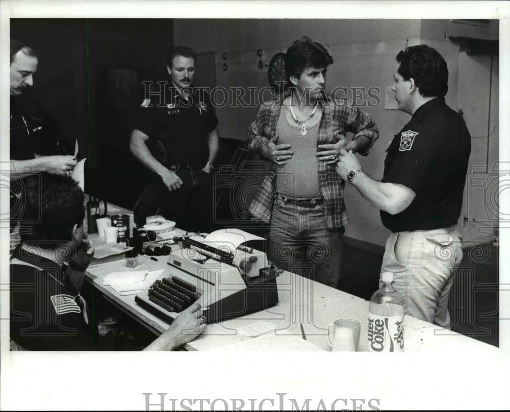 1989 Press Photo Lorain City police book the latest number of the YBH Club - Historic Images