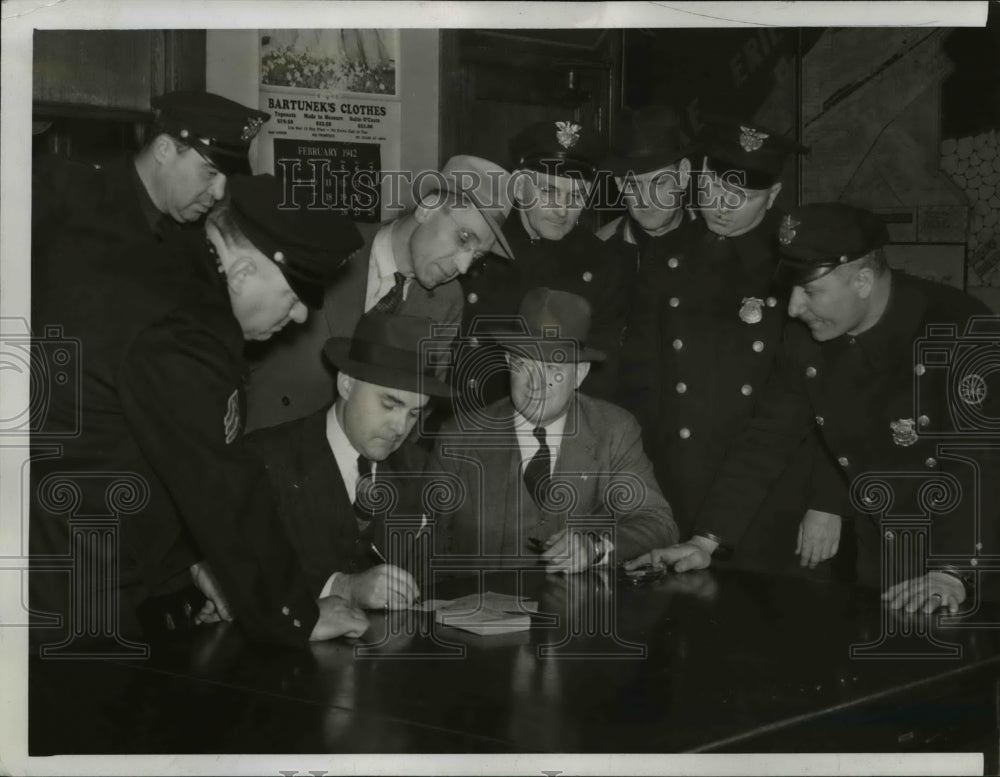 1942 Press Photo Patrolman Herbert Stecker, Sgt. Clyde Kuntz, Detective John - Historic Images