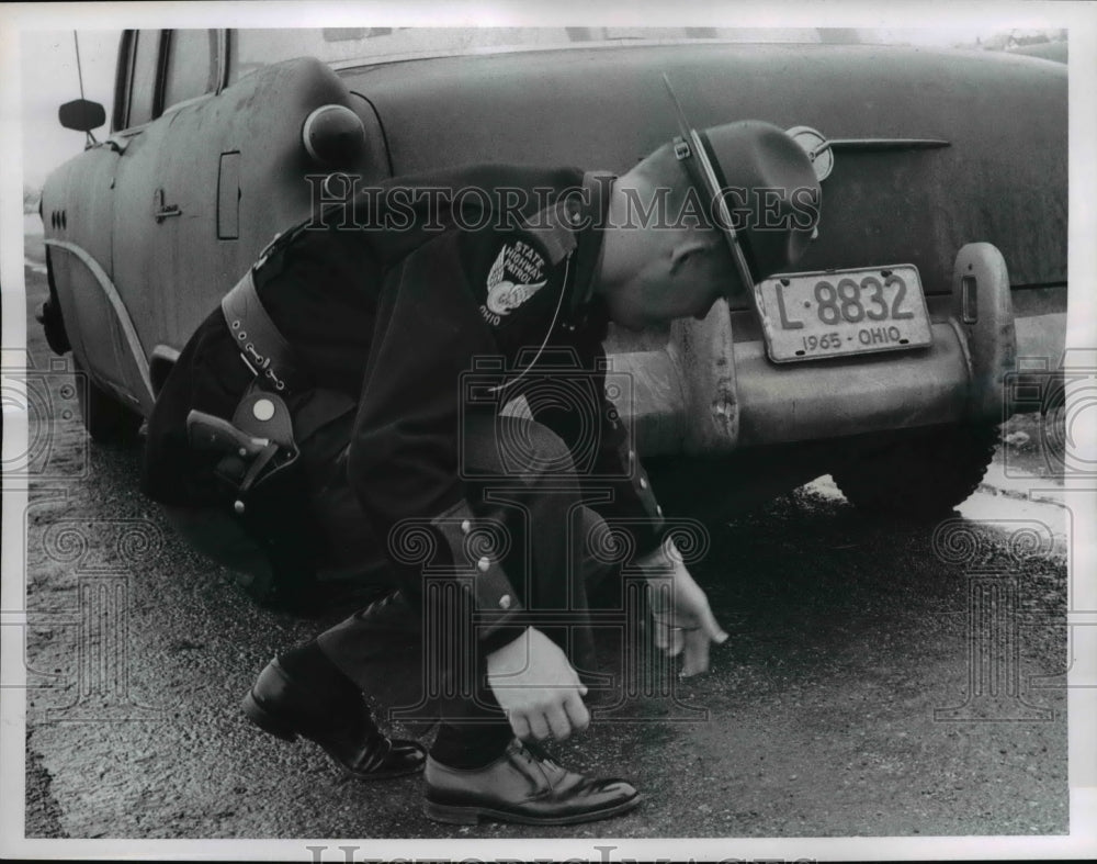 1966 Press Photo Car rolled to a halt on the freeway when its gas tank broke - Historic Images
