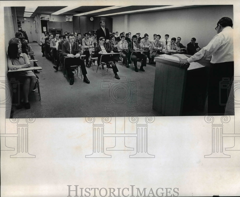 1973 Press Photo New policewomen at Police Academy w/ Lt. Francis L. Reagan-Historic Images