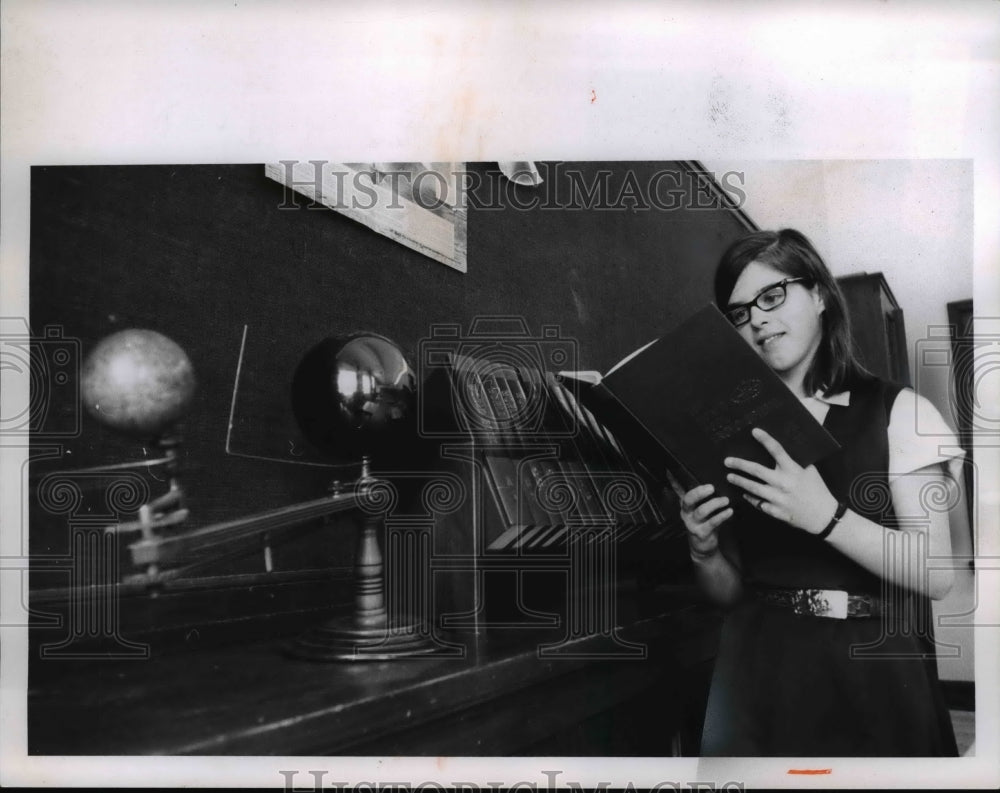 1966 Press Photo Libby Turnock of the Hathaway Brown School with her World Books - Historic Images