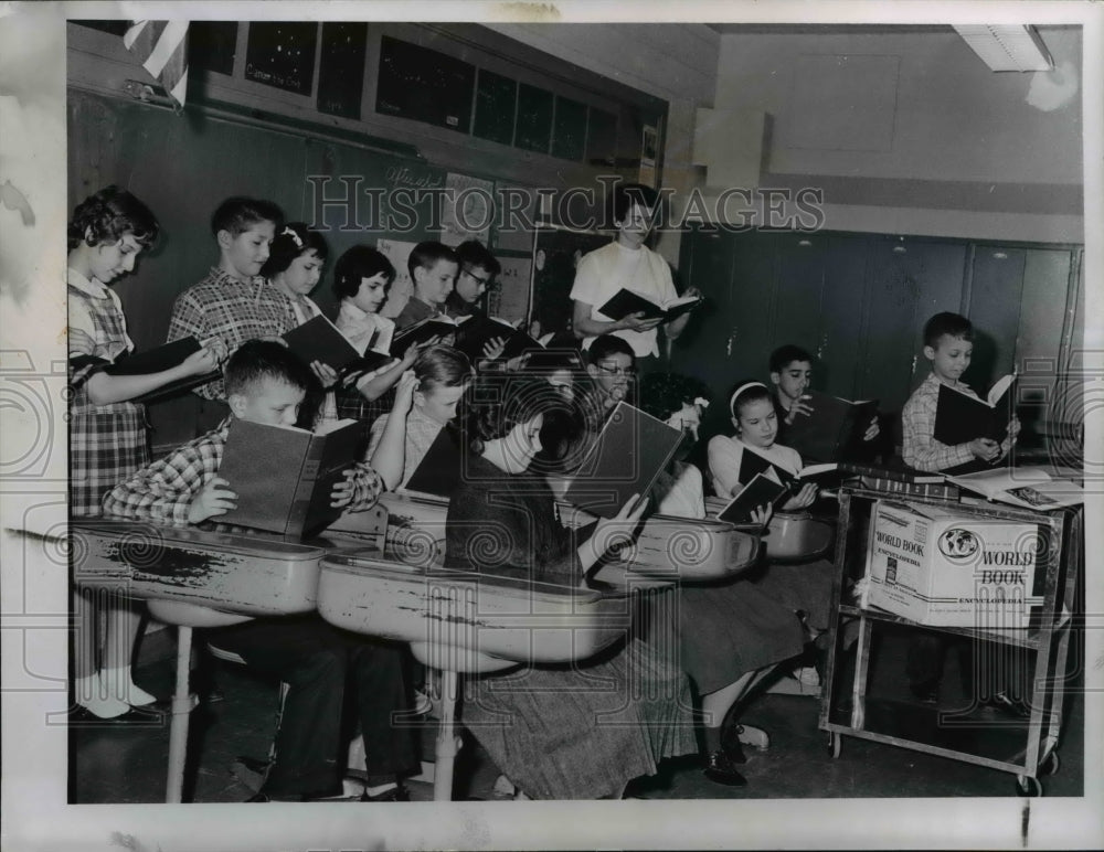 1962 Press Photo Mrs. Snyder Maiden with her fifth grade class - cva75832 - Historic Images