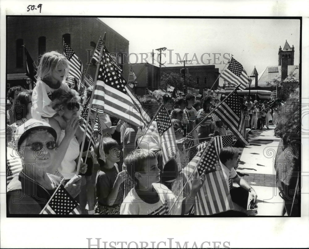 1989 Press Photo Anti Flag burning demonstrators - cva75922-Historic Images