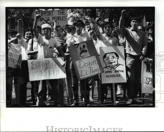 1989 Press Photo More than 500 Chinese supporters protest against Chinese Govt - Historic Images