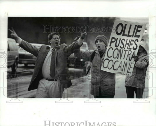 1989 Press Photo Ollie North supporter versus Ollie North protesters - Historic Images