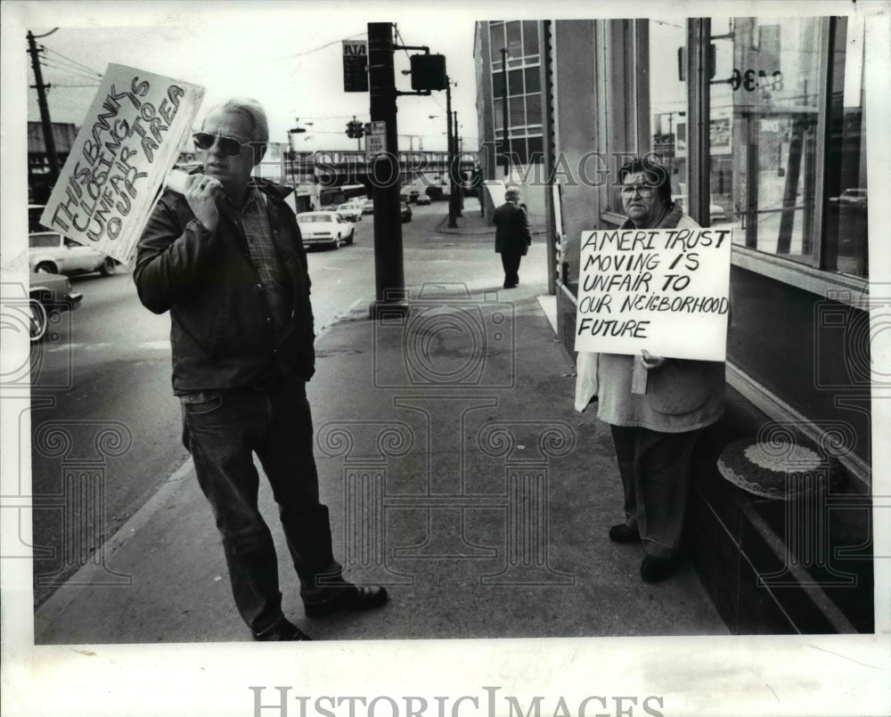 1989 Press Photo Ron Boehnlein & Reda Benda pickets Cleveland Trust - cva75929- Historic Images