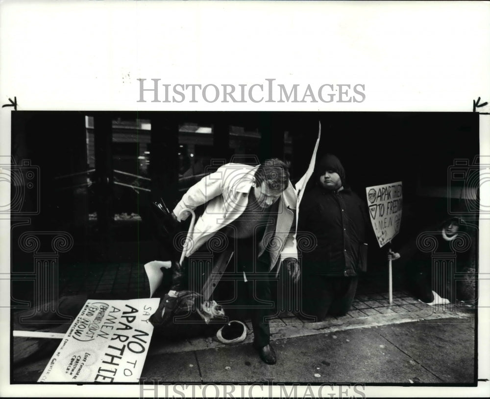 1985 Press Photo A pedestrian knocks down Rev. Michael Lord Sr. - Historic Images