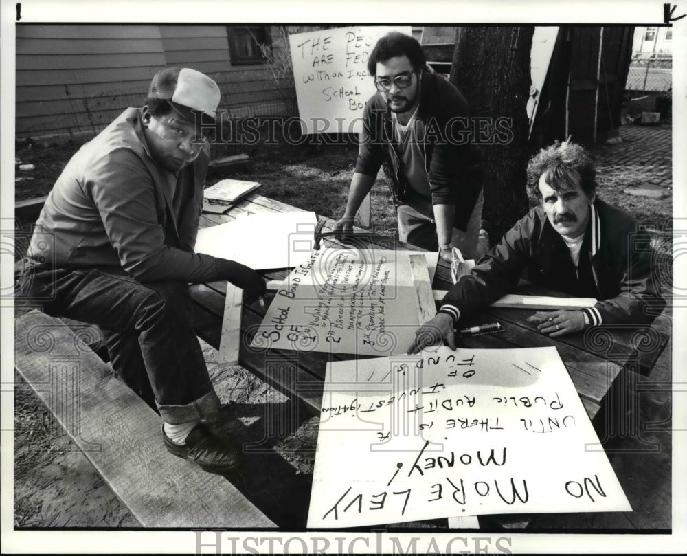 1985 Press Photo Trade workers Paul Greenleaf, Rick Figneroa, and Delbert Fisch-Historic Images