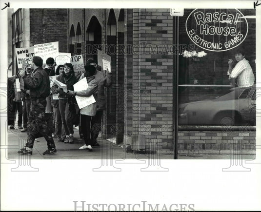 1984 Press Photo Employee of Rascal House watches protest outside - Historic Images