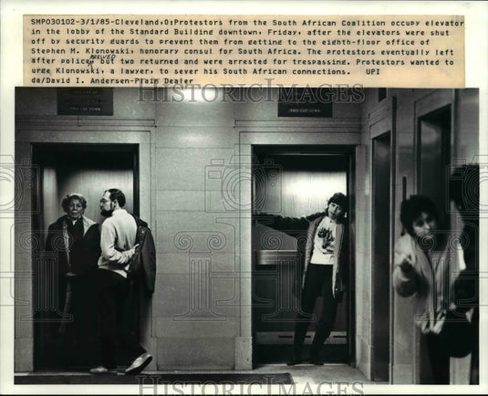 1985 Press Photo Protestors from the South African Coalition at Standard Bldg - Historic Images